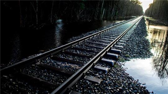 Wasser hat die Gleise einer Bahnstrecke unterspült.