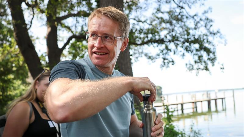 Günther sucht zum Landesgeburtstag Kontakt zum Volk Wasser ist wichtig beim Wandern.
