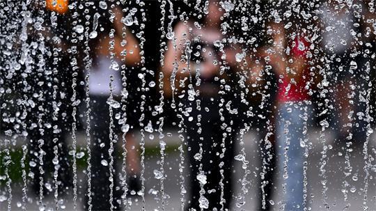 Wasser kann bei dem heißen Wetter für Abkühlung sorgen.