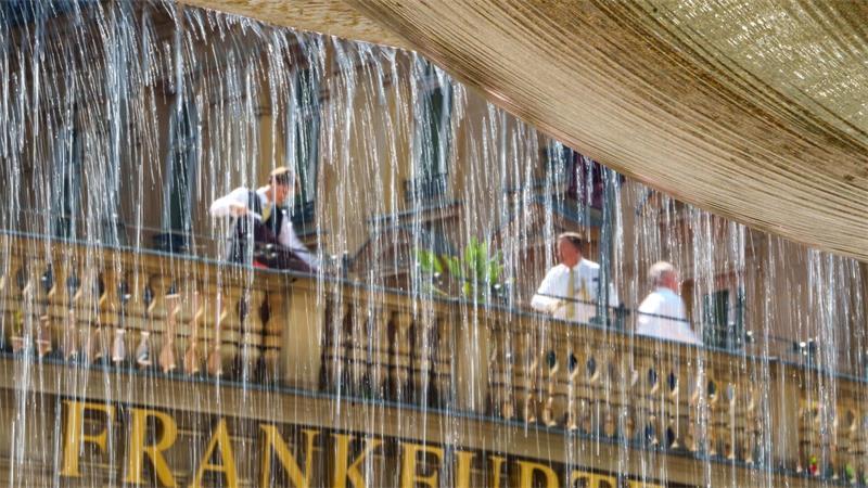 Hitze lässt Temperaturrekorde purzeln - 41,5 Grad gemessen Wasser läuft über den Rand der Schale des Kaiserbrunnens in Frankfurt.