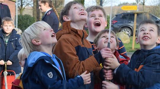 Wasser marsch: Mika, Jarno, Anton, Jonte, Johannes und Hannes (von links) freuen sich über den aktiven Teil bei der Gründungsversammlung der Kinderfeuerwehr Brest.