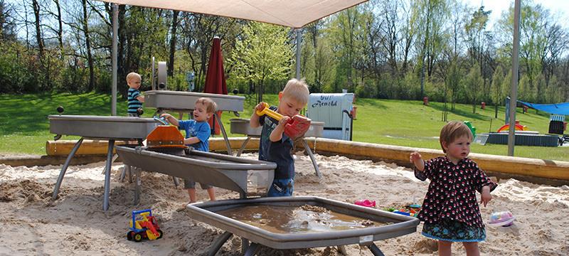 Wasser marsch: Till, Lian, Colin und Lene haben die neue Matschanlage im Heidebad in Buxtehude schon getestet; vor zwei Jahren wurde bereits das Kinderbecken saniert. Foto Vasel