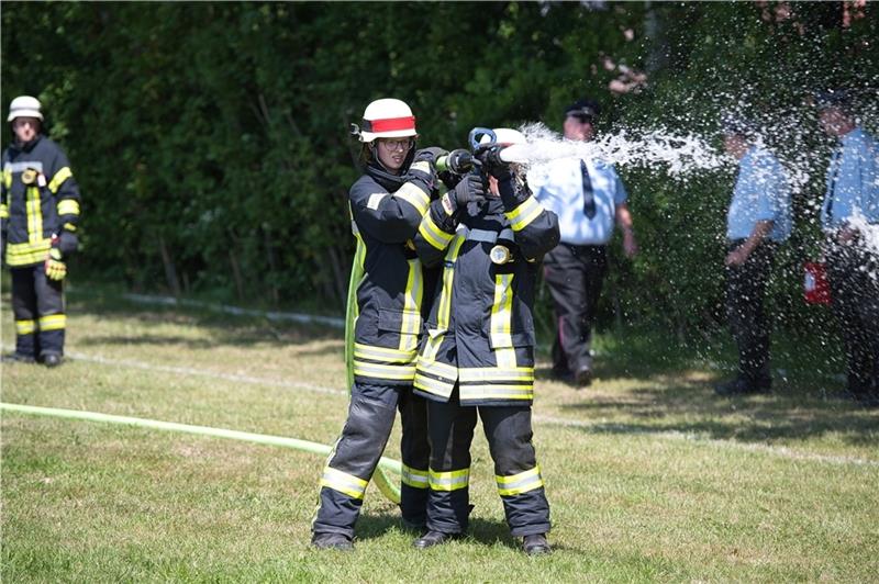 Leistungsvergleich: Feuerwehren im Kreis Stade stellen ihr Können unter Beweis „Wasser marsch“ heißt es beim Leistungsvergleich. Foto: Feuerwehr Oldendorf