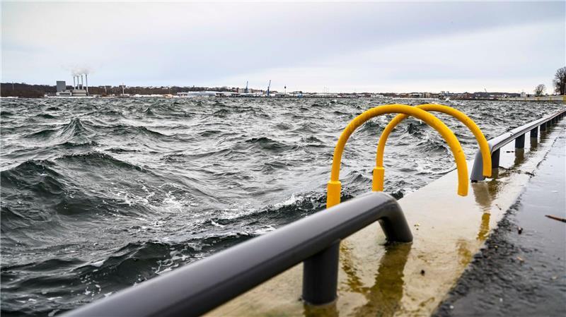 Wasser spritzt in Kiel über das Ufer der Kiellinie.