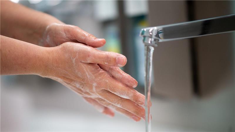 Warum Händewaschen hilft – aber nicht überall möglich ist Wasser und Seife kann viele Viren verhindern. (Symbolfoto)