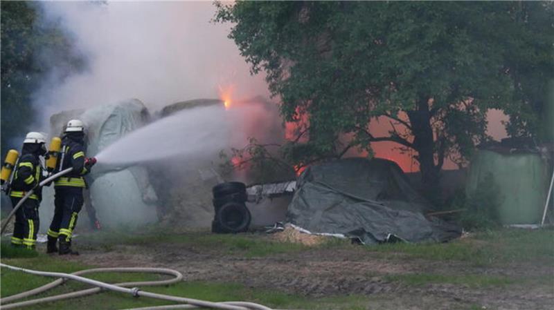 Feuerwehr löscht Flächenbrand in Hemmoor - Garagenbrand legt B71 lahm Wasser wurde mit einer Tragkraftspritze aus einem nahe gelegenen offenen Gewässer entnommen.