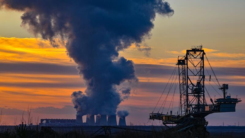 Milliardenschwere Entschädigung für Kohleausstieg im Osten Wasserdampf steigt aus dem Braunkohlekraftwerk Jänschwalde der Lausitz Energie Bergbau AG auf: Leag-Chef Thorsten Kramer sagt, die Entschädigung sei ein essenzieller Baustein für die weitere erfolgreiche Transformation des Unternehmens zu einem „grünen Powerhouse“.