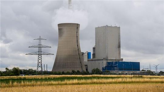 Wasserdampf steigt aus dem Kühlturm vom Kraftwerk Mehrum im Landkreis Peine.