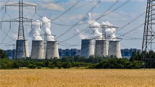 Wasserdampf steigt aus den Kühltürmen des Braunkohlekraftwerks Jänschwalde der Lausitz Energie Bergbau AG (LEAG). Heute legen Klima-Experten einen Bericht zu den deutschen Treibhausgas-Emissionen vor.