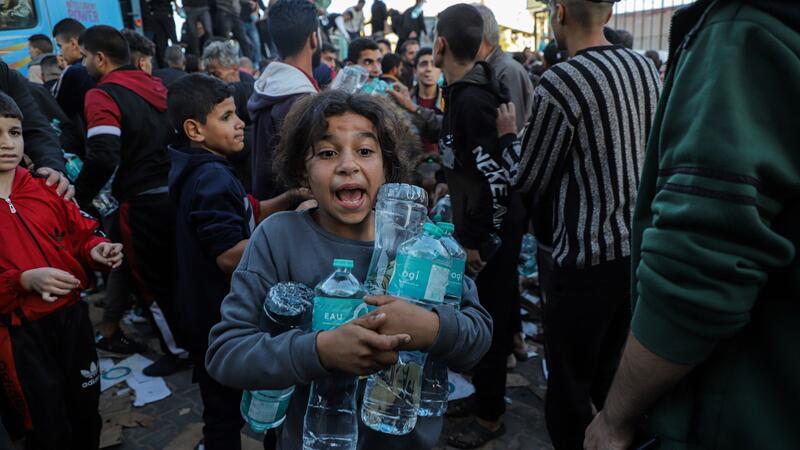 Was bedeutet der Deal zwischen Israel und Hamas? Wasserflaschen werden in Chan Junis im südlichen Gazastreifen verteilt. Der Deal mit Israel sieht der Hamas zufolge auch vor, dass 300 Lastwagen mit Hilfsgütern in den Gazastreifen einfahren. Dies könnte die Notlage in dem Küstengebiet zumindest ein bisschen verbessern.