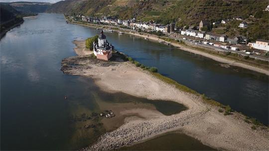 Wassermangel: Die historische Zollburg in Kaub am Rhein steht bei Niedrigwasser auf dem Trockenen.