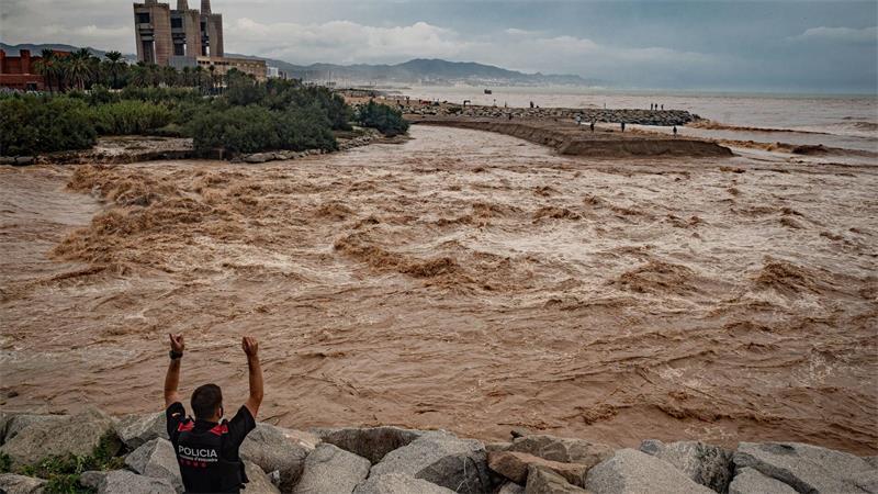 Wassermassen ergießen sich an der Mündung des normalerweise ruhigen Flusses Besòs nördlich von Barcelona ins Mittelmeerr.