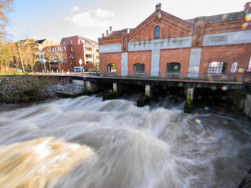 Wassermaßen fließen über das Leinewehr an der Leineinsel. Foto: Julian Stratenschulte/dpa