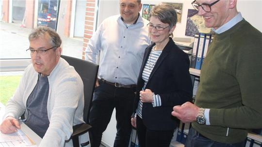 Wassermeister Holger Ahrens (links) zeigt der neuen Verbandsvorsitzenden Carmen Sodtke im Beisein von Geschäftsführer Sören Raap und Stellvertreter Patrick Pawlowski (rechts), wie die moderne Prozesssteuerungsanlage des Wasserwerks Wingst funktioniert.