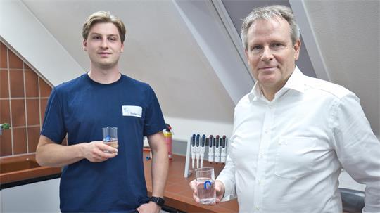 Wassermeister Justin Reinhard und TWV-Geschäftsführer Ralf Burghartz führten durch das Wasserwerk in Himmelpforten