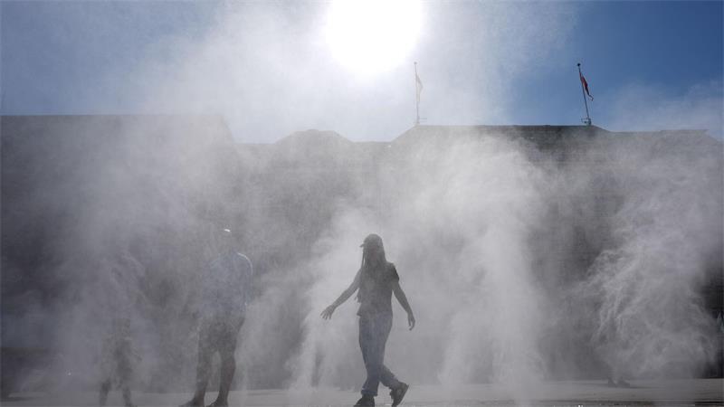Wassernebel zur Abkühlung: Nicht nur in Hamburg ist jede Hitzepause willkommen.