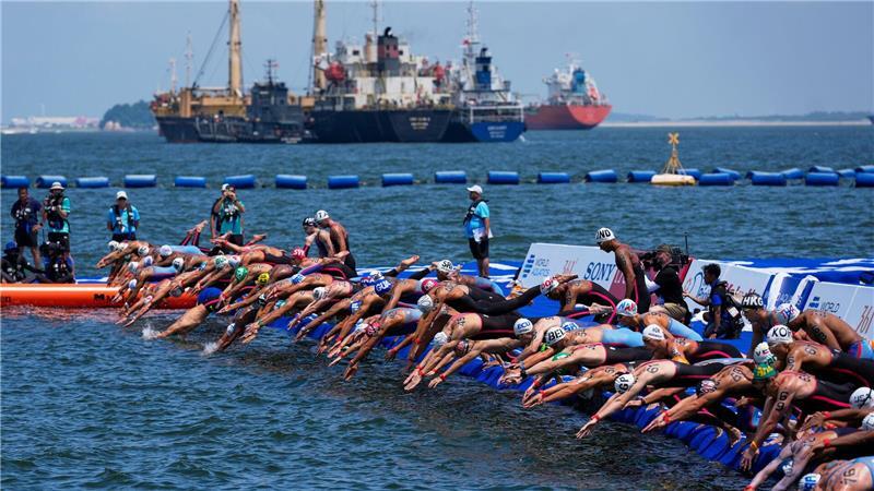 Bilder des Tages Wasserqualität im Meer vor Singapur: Die Freiwasser-Wettkämpfe bei der Schwimm-WM in Singapur haben heute mit Verspätung begonnen, da sie zuvor wegen schlechter Wasserqualität verschoben wurden.