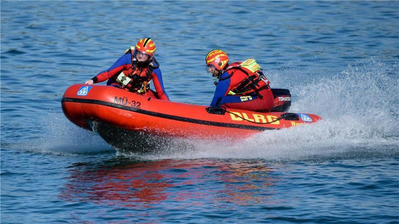 Rettung auf der Elbe: Kind treibt mit Luftmatratze in das Fahrwasser Wasserretter der Deutschen Lebens-Rettungs-Gesellschaft (DLRG) fahren in einem Schnellboot. (Symbolbild)