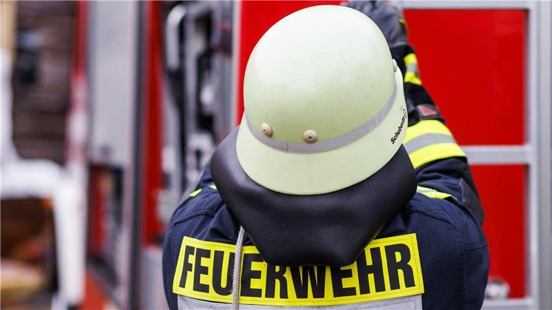 Wasserrohr in Altona beschädigt, die Feuerwehr rückt aus. Eine Einsatzkraft wird schwer verletzt. (Symbolbild)