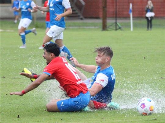 Wasserschlacht in Steinkirchen: Allah Hamid wird hier beim direkten Torlauf gestoppt. Fotos: Bröhan