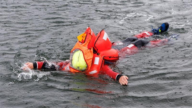 In Not auf Nord- und Ostsee - Worauf Sportler achten sollten Wassersportler sollten darauf achten, für den Notfall Schutzkleidung zu tragen. (Archivbild)