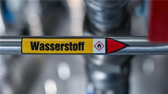 „Wasserstoff“ steht auf einer Leitung.