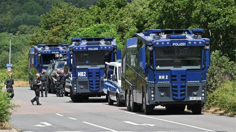 AfD-Parteitag beginnt - umfangreiche Proteste erwartet Wasserwerfer der Polizei stehen bereit, für den Fall, dass es zu Gewalt kommt.