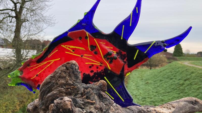 Grünendeicher Glaskünstlerin öffnet ihre Galerieräume Wasserwesen aus Glas bevölkern die Galerie von Gundula Menking an der Lühe in Grünendeich.