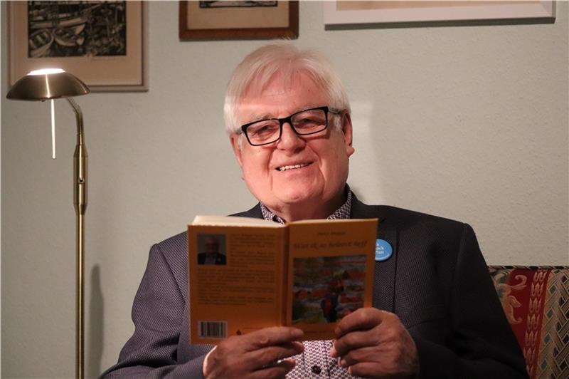 Heinz Mügge und sein Düdenbüttel „Wat ik so beleevt heff“, schildert Heinz Mügge in seinem jüngst erschienenen Buch mit Anekdoten aus dem Dorfleben. Foto: Klempow