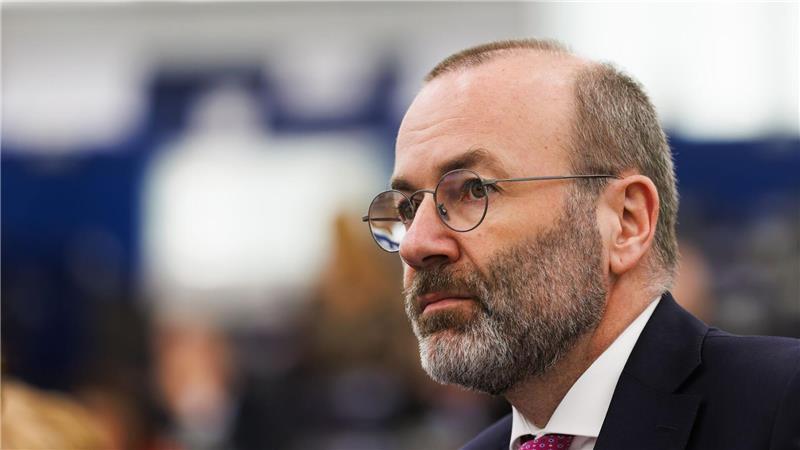 Weber sagt, seine Fraktion befürworte den Zoll-Deal, doch eine Zustimmung sei angesichts der Drohungen durch Trump zum jetzigen Zeitpunkt nicht möglich.