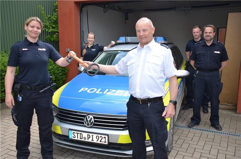 Wechsel: Polizeioberkommissarin Constanze Becker (40) übernimmt den Schlüssel der Polizeistation Jork von ihrem Vorgänger Thomas Schröder.