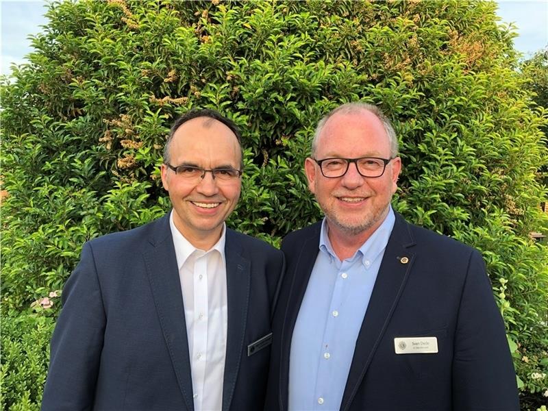 Wechsel beim Lions Club Das Alte Land: Hans-Günther Wentzien (links) und der neue Präsident Sven Dede.