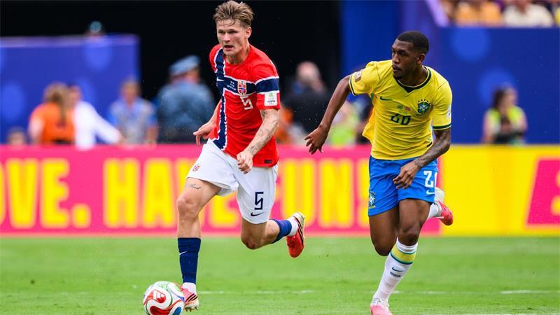 Wechselt zum Hamburger SV: Norwegens WM-Spieler David Möller Wolfe - hier im Zweikampf mit dem Brasilianer Rayan (Archivbild).