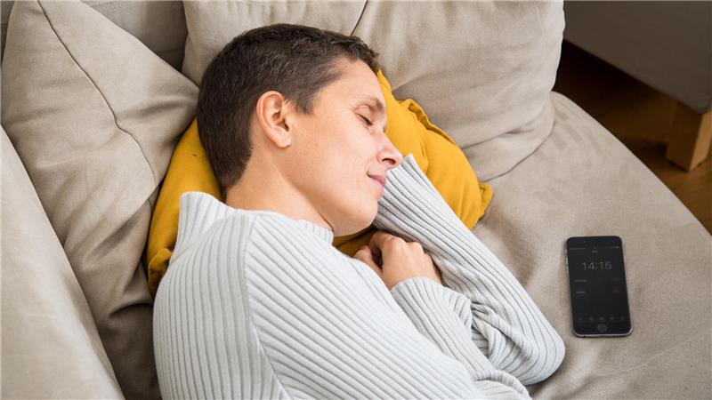 Wecker muss sein! Wer sich nach dem Mittagsschlaf nicht komplett überfahren fühlen will, sollte ihn zeitlich begrenzen. (Symbolbild)