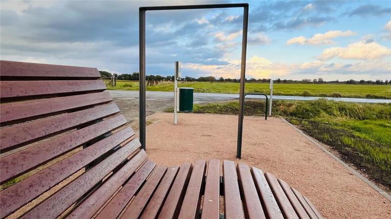 Ideen für die Horsterbeck: Schöner rasten und paddeln in Burweg Weg und Rastplatz sind fast fertig, noch fehlt die Info-Tafel. Die Aussicht in die Feldmark ist bestens.