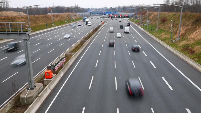 Wegen Asphaltsanierung kommt es auf der A7 Richtung Süden zwischen dem Autobahndreieck Hamburg-Nordwest und der Anschlussstelle Hamburg-Volkspark zu einer Wochenendsperrung.