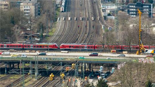 Wegen Bauarbeiten am Autobahnkreuz Kaiserberg sperrt die Bahn in den Sommerferien noch einmal knapp zwei Wochen lang den wichtigen Knotenpunkt Duisburg.