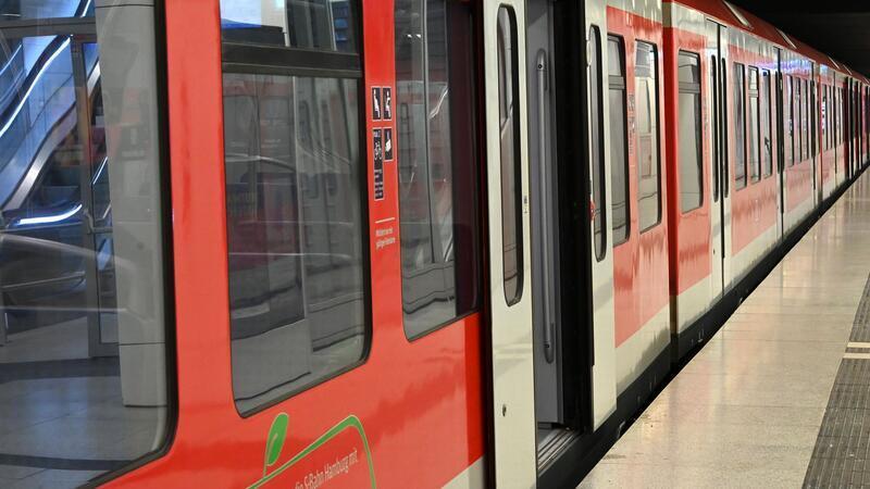 Wegen Bauarbeiten am Hamburger Hauptbahnhof müssen S-Bahn-Fahrgäste bis Pfingstmontag mit Verspätungen und Umstiegen auf mehreren Linien rechnen. (Symbolbild)
