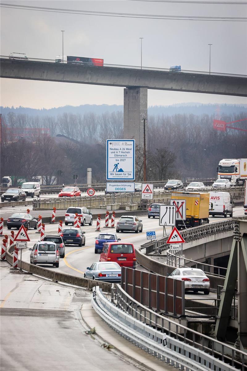Wegen Bauarbeiten auf der A7 kommt es in Hamburg zu Verkehrsbehinderungen. Foto: Christian Charisius/dpa