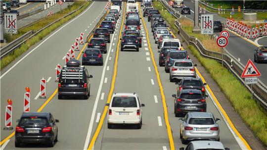 Wegen Bauarbeiten auf der A7 wird bis Mitte Juli vor dem Horster Dreieck nur eine Spur in Richtung Hamburg freibleiben. (Symbolbild)