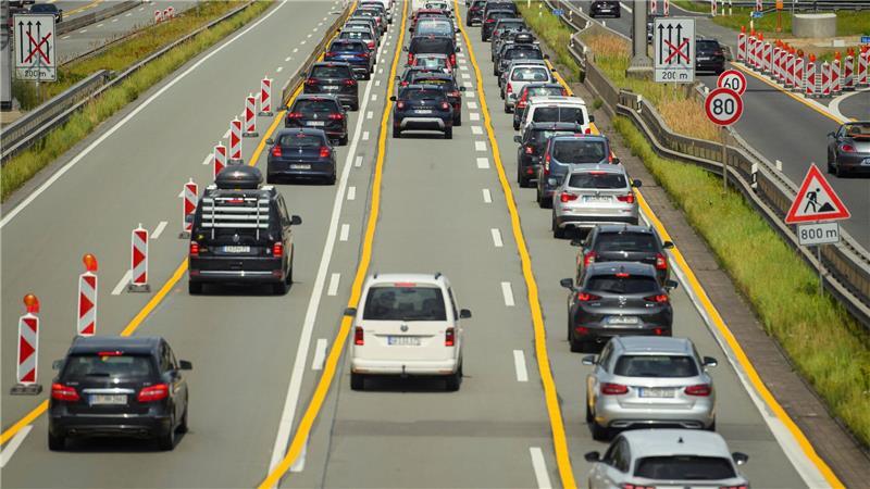Wegen Bauarbeiten auf der A7 wird bis Mitte Juli vor dem Horster Dreieck nur eine Spur in Richtung Hamburg freibleiben. (Symbolbild)