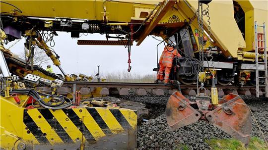Wegen Bauarbeiten der Deutschen Bahn im Norden Hamburgs fallen zwei Wochen lang zahlreiche Zugverbindungen aus. (Archivbild)
