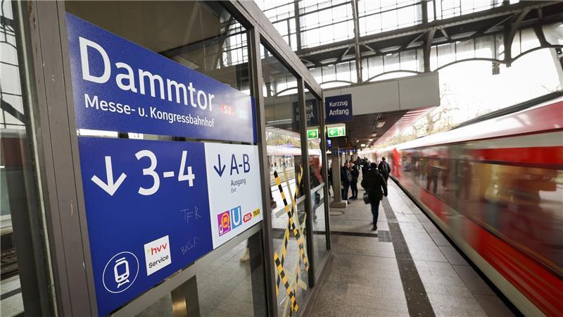 Fahrplanwechsel - Neue ICE-Verbindungen und Bauarbeiten Wegen Bauarbeiten fahren Züge der Hamburger S-Bahnlinie S2 auf einer veränderten Strecke unter der Bezeichnung S7. (Archivbild)