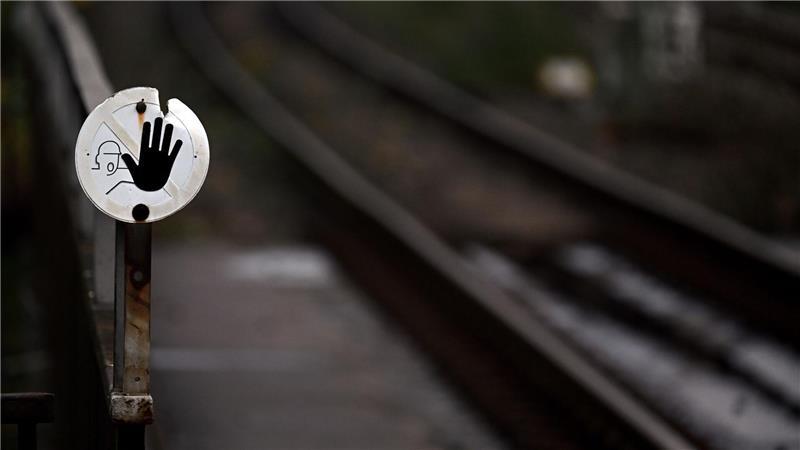 Ende von Bahnsperrung im Ruhrgebiet Wegen Bauarbeiten halten in Bochum seit Anfang September keine Regionalbahnen oder Fernzüge mehr - doch ein Ende der Sperrung ist absehbar (Foto Illustration).