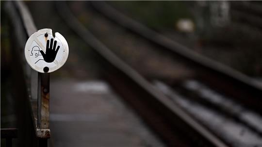 Ende von Bahnsperrung im Ruhrgebiet Wegen Bauarbeiten halten in Bochum seit Anfang September keine Regionalbahnen oder Fernzüge mehr - doch ein Ende der Sperrung ist absehbar (Foto Illustration).