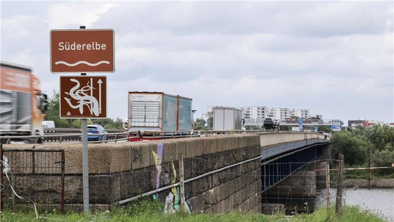 Wegen Bauarbeiten im Bereich der Süderelbbrücke soll die Fahrbahn in Richtung Bremen/Hannover im April für zwölf Tage verengt werden. (Archivbild)