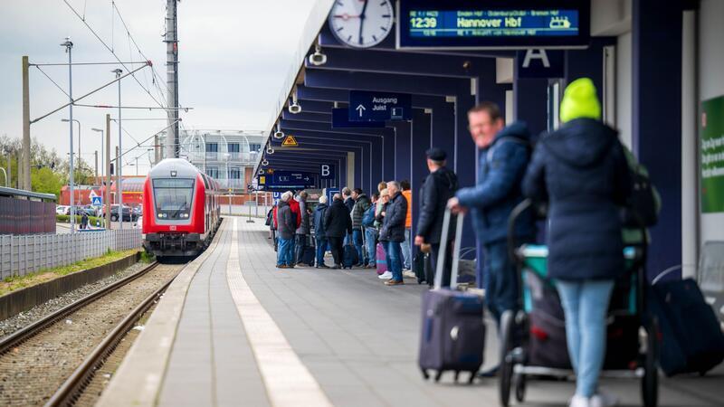 Wegen Bauarbeiten ist Norddeich Mole in den kommenden Wochen nicht per Zug zu erreichen. (Archivbild)