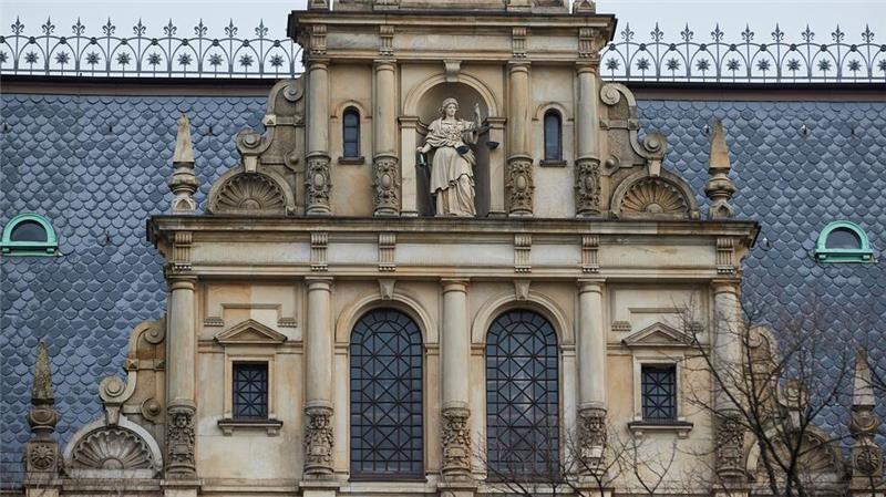 Wegen Betrugs in Millionenhöhe mit teuren Sportwagen muss ein 69 Jahre alter Mann für mehrere Jahre ins Gefängnis.