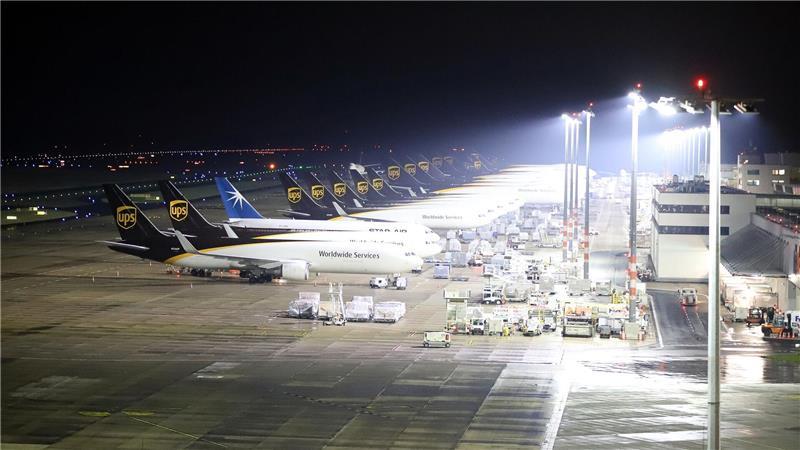 Wegen Blitzeis wurde der Flugbetrieb am Flughafen Köln/Bonn am Nachmittag für 45 Minuten unterbrochen.
