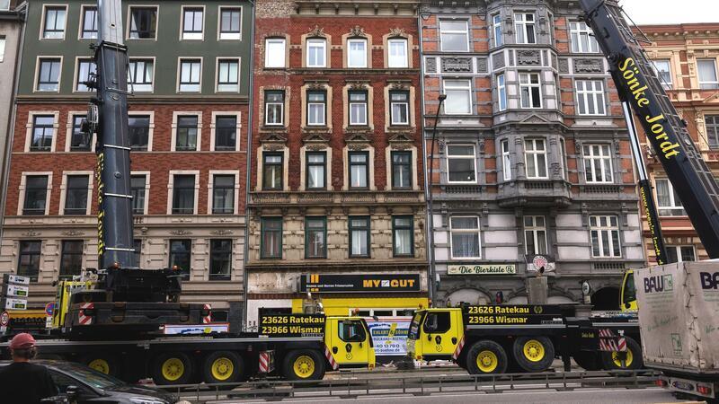 Wegen Einsturzgefahr muss der hintere Teil eines Wohnhauses in der Holstenstraße abgerissen werden.